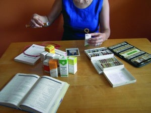 Tensor Handhabung mit Medikamenten am Tisch